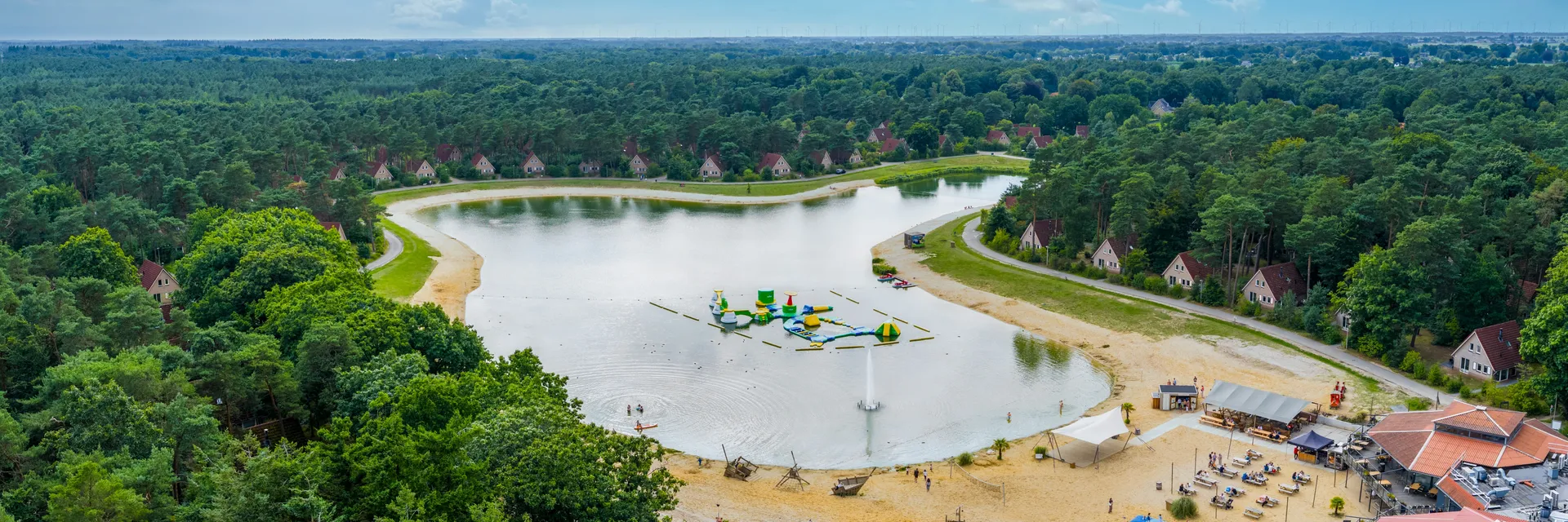 Luftaufnahme von Landal Landgoed ’t Loo mit Freizeitsee
